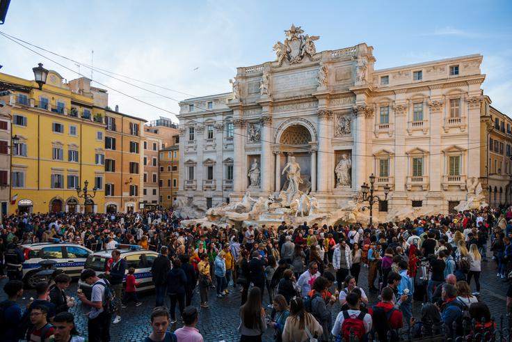 Gruča turistov pred Fontano di Trevi v Rimu | Foto: Shutterstock
