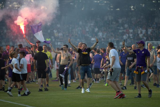 Po zadnjem sodnikovem žvižgu so navijači Maribora vdrli na igrišče. | Foto: Blaž Weindorfer/Sportida