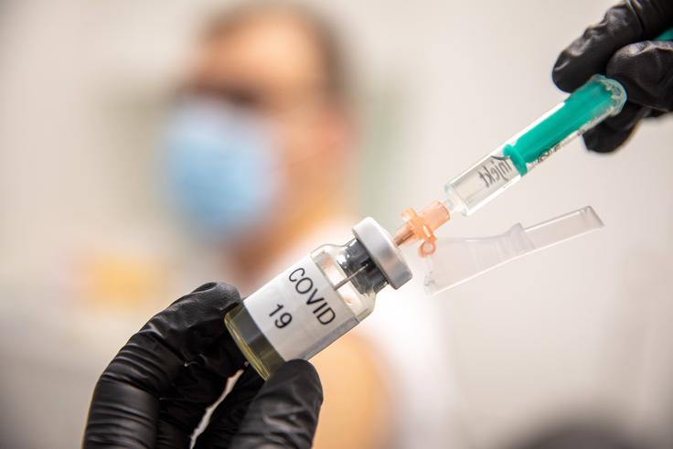 Stroka in znanost zagovarjata, da je cepljenje še kako smiselno, saj se s cepljenjem, zlasti s poživitvenim odmerkom po polni cepljenosti, znatno poveča število protiteles v telesu in tako se močno okrepi verjetnost, da bo obramba vendarle učinkovita. | Foto: Guliverimage/Vladimir Fedorenko