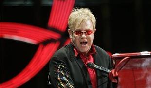 Elton John v bolnišnici