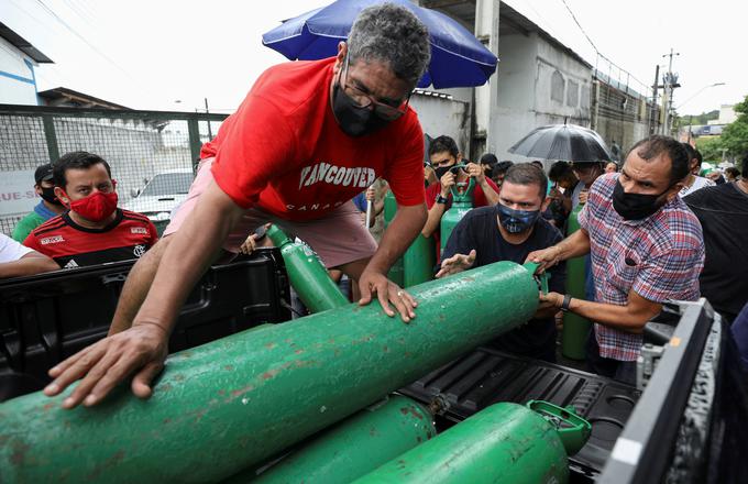 Ljudje na ulicah čakajo v vrstah, da bi kupili jeklenke s kisikom ali jih zamenjali, sprehajajo se od enega zasebnega ponudnika do drugega, nekateri so jezni, drugi zaskrbljeni. | Foto: Reuters