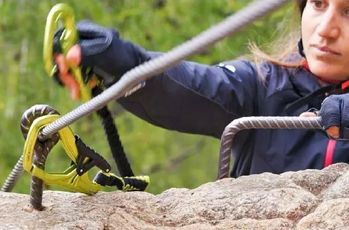 Gibanje po zavarovanih plezalnih poteh