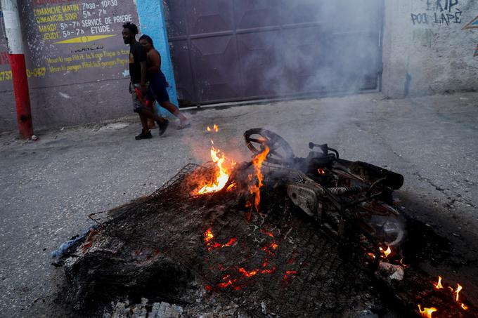 Zažigajo avtomobile.  | Foto: Reuters