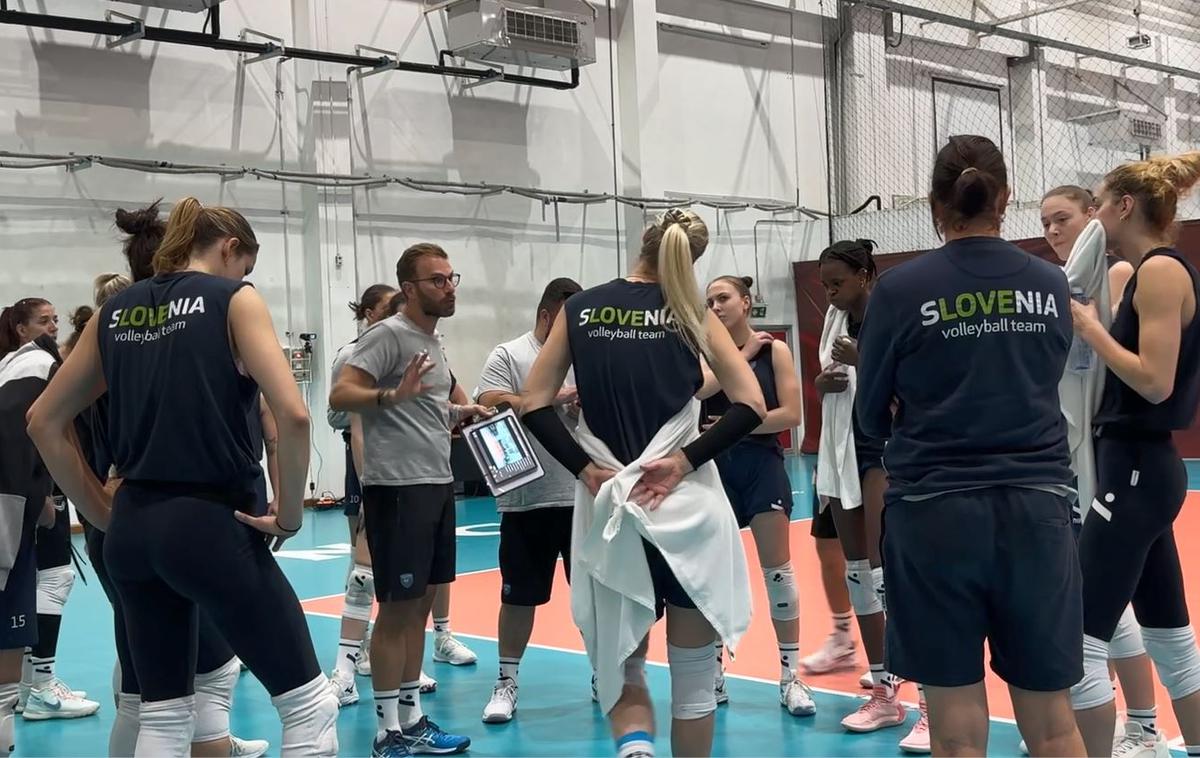 Slovenska ženska odbojkarska reprezentanca, trening na SP | Slovenke se vneto pripravljajo na ponedeljskov spopad s favoriziranimi Turkinjami.  | Foto OZS