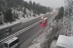 Ponekod že sneži do nižin, v prometu zapore zaradi izjemno močnega vetra #foto