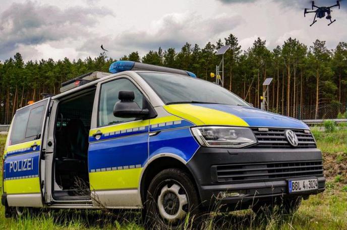 policija dron | Droni postajajo učinkovito sredstvo policije za nadzor prometa. | Foto policija