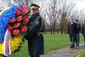 SSK: Sprava mora biti del kolektivne zavesti, ne le polaganje vencev