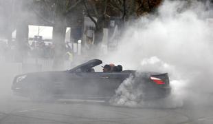 Lewis Hamilton kuril gume, Mercedesovi navijači noreli