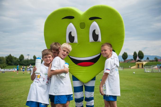 Na zaključnem dogodku se je mladim nogometašem pridružila tudi maskota projekta Promocija zdravja v Lidlu Slovenija, simpatični Zdravko Lidl. | Foto: 