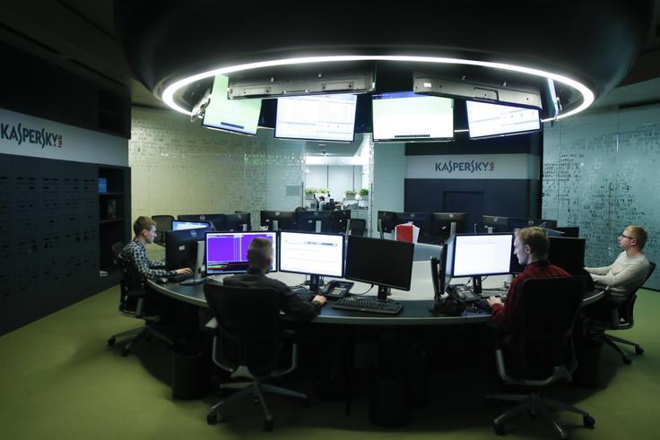 Strokovnjaki podjetja za informacijsko varnost Kaspersky so v odzivu na dogodek v podjetju Nicehash vse ponudnike storitev na področju kriptovalut pozvali, naj depozite razdelijo med tako imenovane vroče in hladne denarnice. Prve naj vsebujejo le minimalno količino sredstev, potrebnih za samodejna dnevna izplačila, v drugih, ki niso povezane s spletom in zatorej niso v nevarnosti, da bi jih ogrozil kibernetski napad, pa naj bo preostanek sredstev uporabnikov. V podjetju Kaspersky uporabnikom sicer svetujejo tudi, naj do nadaljnjega svoje digitalne premoženje shranjujejo v lastni denarnici in v denarnici katerega od spletnih ponudnikov.  | Foto: Reuters