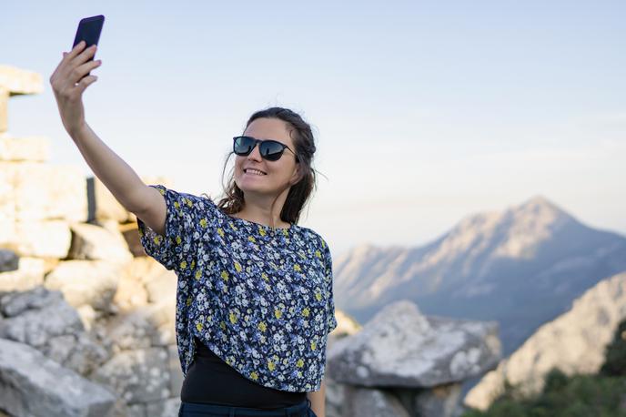 Facebook selfie pohodništvo | Vsebine, ki jih na Facebooku delite javno, so na voljo tudi nepridipravom, ki lahko z njimi klonirajo vaš uporabniški profil. Ali ni dovolj, da jih delite samo s svojimi Facebook prijatelji? Varneje zagotovo je. | Foto Thinkstock