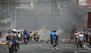 Po smrtonosnem nasilju odstopil haitijski premier