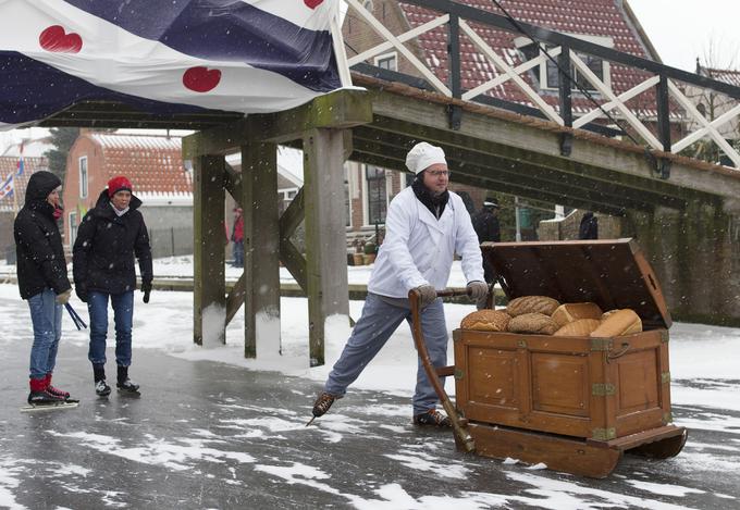 Tovrstno drsanje lahko opazimo tudi v mnogih starih nizozemskih slikah. | Foto: Reuters