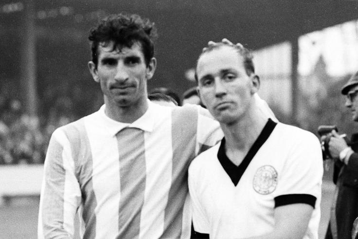 Antonio Rattin (levo) je bil pred 60 leti kapetan Argentine na SP 1966 in "pionir" rdečega kartona. | Foto: Guliverimage