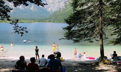 Je kopanje v Bohinjskem jezeru nevarno?