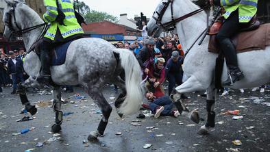 Navijače, ki so razbili avtobus Manchester Uniteda, čaka dosmrtna kazen (video)