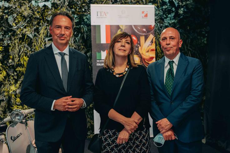 Od leve: Tomislav Čizmić, predsednik uprave Mercatorja, Serenella Marzoli, direktorica ITA v Ljubljani, njegova ekscelenca Carlo Campanile, veleposlanik Republike Italije v Sloveniji. | Foto: 