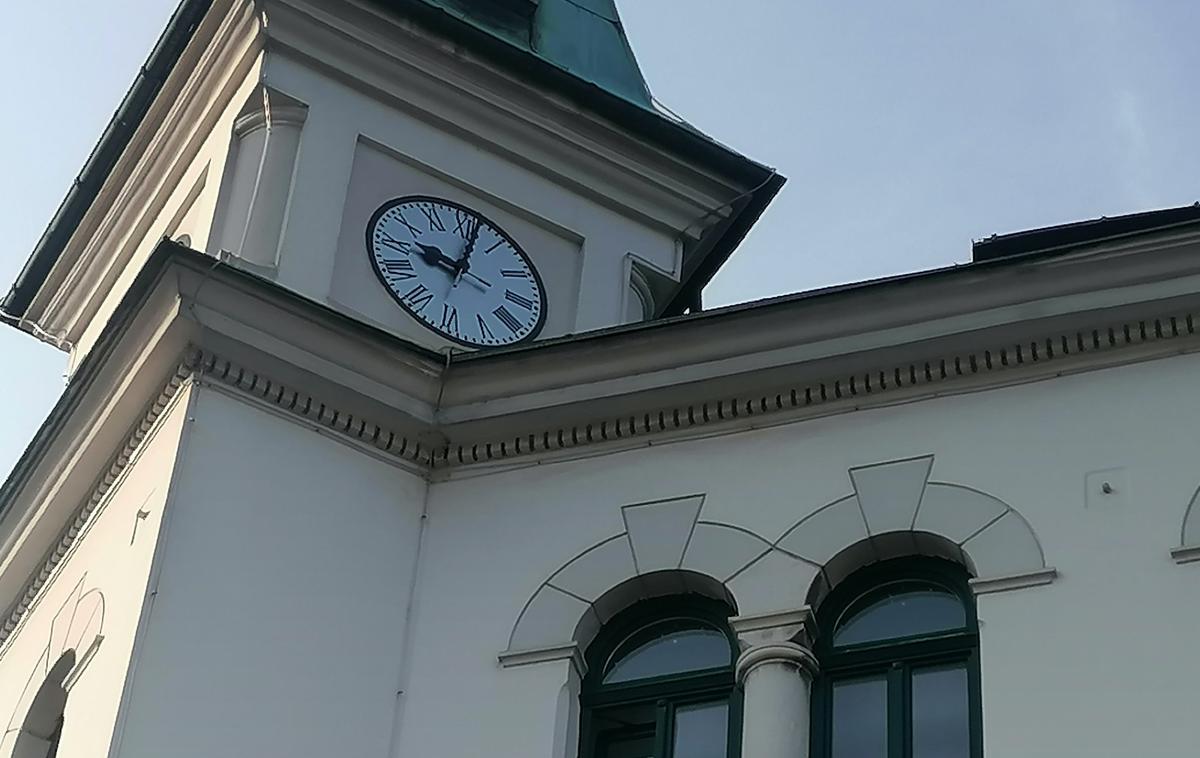 Idrija, stolpna ura |  Stolpič mestne hiše z uro. Ta se je vrnila po skoraj osmih desetletjih. | Foto Metka Rupnik/STA