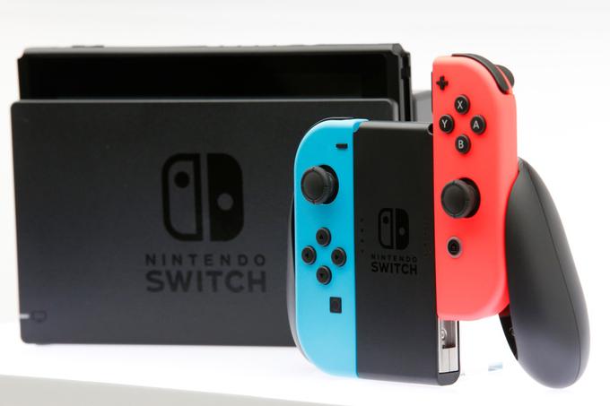 Nintendo Switch je najhitreje prodajana Nintendova igralna konzola vseh časov in eden od najuspešnejših tehnoloških izdelkov preteklega leta.  | Foto: Reuters