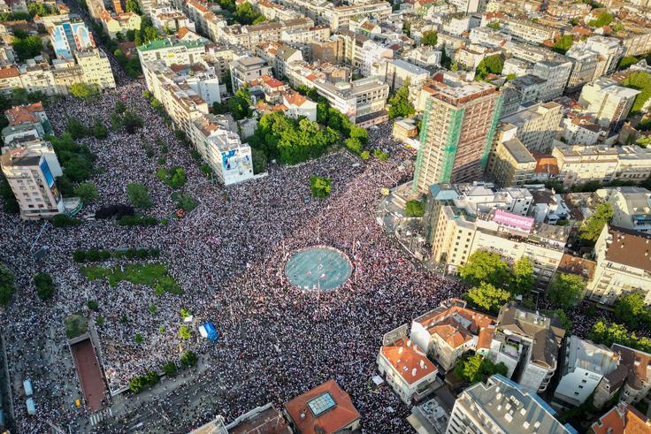 Srbsko notranje ministrstvo je ocenilo, da se je sobotnega shoda udeležilo 34 tisoč ljudi, medtem ko so organizatorji navajali, da jih je bilo več kot sto tisoč. | Foto: Reuters