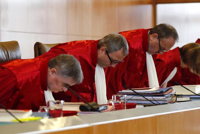 Nemško ustavno sodišče presoja o parlamentarni zahtevi za prepoved stranke NPD, ki jo je kanclerka Merklova opisala kot nedemokratično, ksenofobično, antisemitsko in protiustavno.  | Foto: Reuters