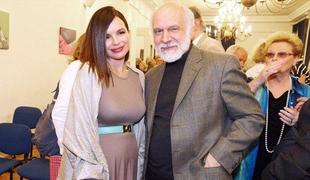 Severina razkazuje nosečniški trebušček