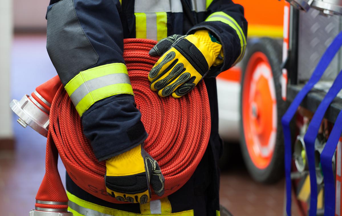 požar gasilec gasilci | V požaru so posredovali gasilci iz Žič in Slovenskih Konjic, ki so požar omejili in pogasili, prezračili prostore in jih pregledali s termo kamero. | Foto Thinkstock