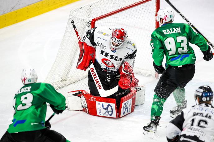 HK Olimpija Znojmo | Hokejisti Olimpije so se z nedeljsko zmago nad Znojmom vrnili na prvo mesto lige ICEHL. | Foto Sportida