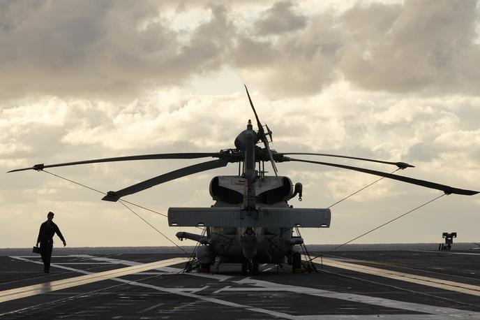 Helikopter na letalonosilki Gerald R. Ford | Letalonosilka Gerald R. Ford je največja letalonosilka in s tem tudi največja bojna ladja na svetu. Poganja jo jedrska energija. Na fotografiji iz leta 2022 vidimo helikopter na krovu letalonosilke. | Foto Guliverimage