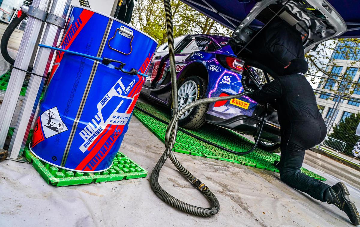 P1 fuels | Dolivanje goriva, ki je brezfosilno in zniža izpust CO2 do 95 odstotkov, v dirkalnik razreda Rally1 na svetovnem prvenstvu. | Foto P1 Fuels