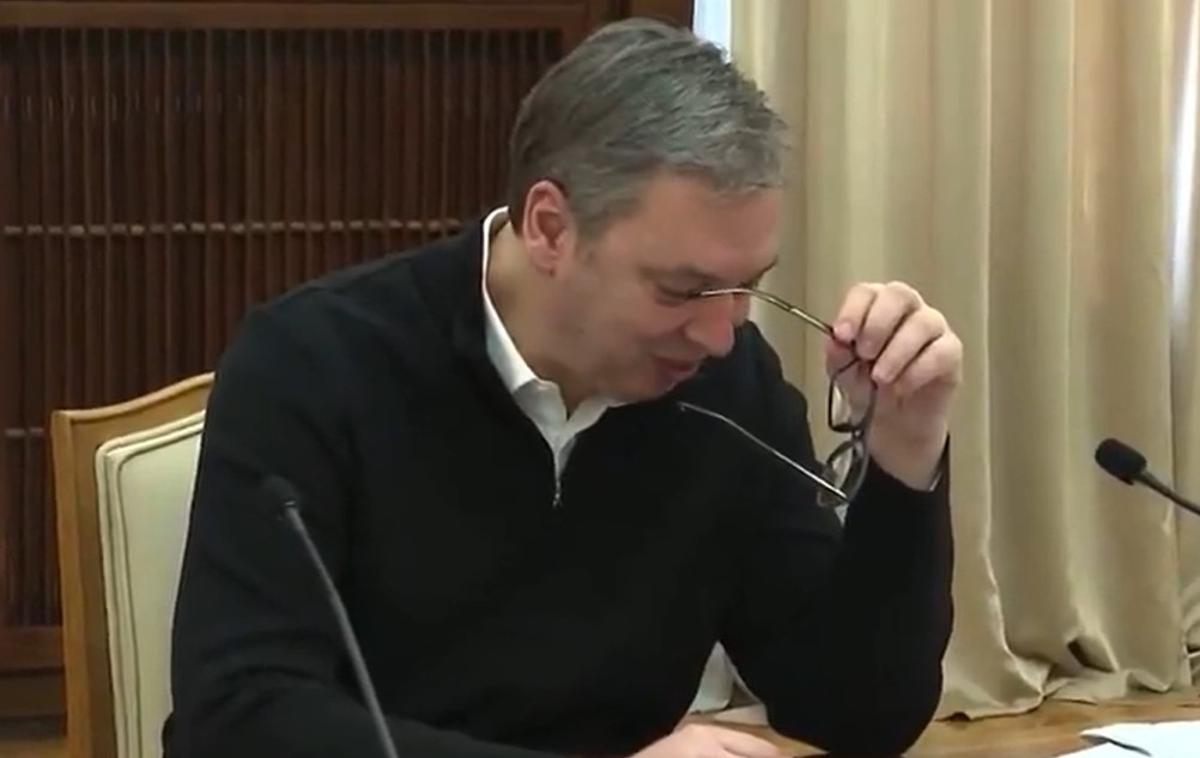 Aleksandar Vučić thumb | Srbski predsednik Aleksandar Vučić je med obiskom ZDA znova kritiziral proteste, ki jih je označil za "žalostno sliko nekega preteklega časa". Kritičen je bil tudi do EU, ki nasprotuje njegovemu obisku Moskve 9. maja, kjer ruski predsednik Vladimir Putin organizira vojaško parado ob dnevu zmage.