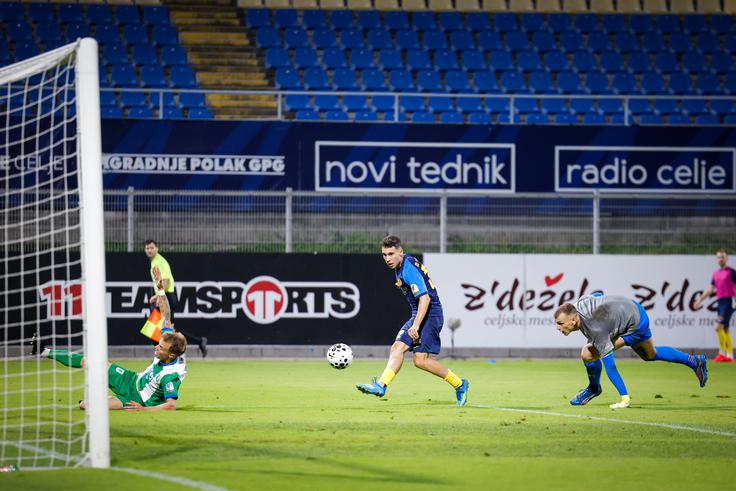 Letonja je zadel v prazno mrežo. | Foto: Luka Kotnik