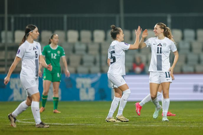 slovenska ženska nogometna reprezentanca Lara Prašnikar | Slovenke so na koprski Bonifiki Irke premagale s kar 4:0. | Foto Aleš Fevžer