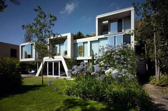 Hiša, ki se zlije z okoljem