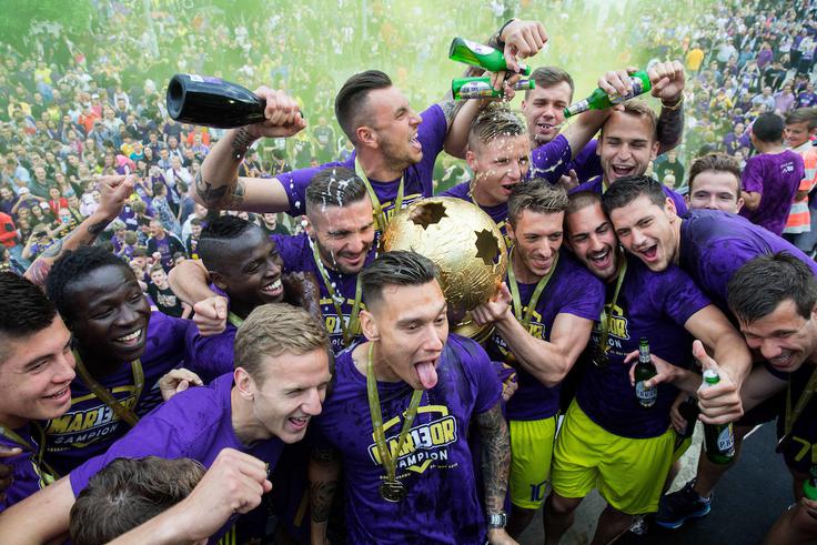 Ko so nogometaši NK Maribor zadnjič proslavljali naslov slovenskega prvaka (2015), je imel prste vmes tudi Volaš (v zgornji vrsti desno). | Foto: Vid Ponikvar