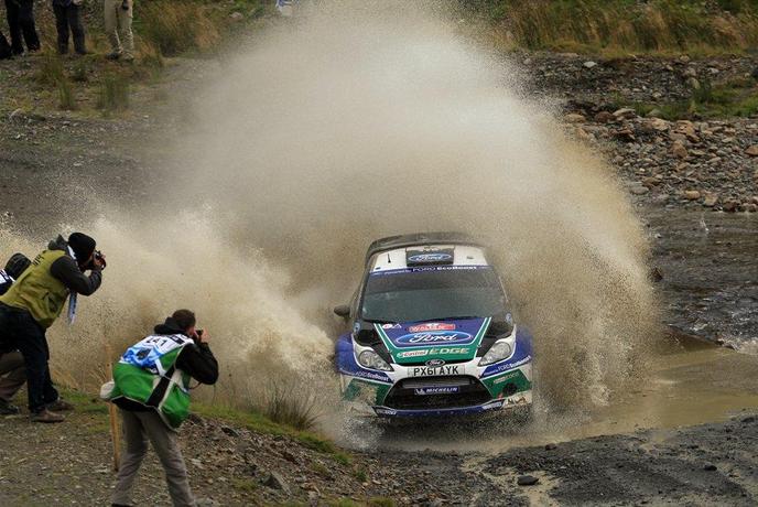 Forda v vodstvu na reliju po VB