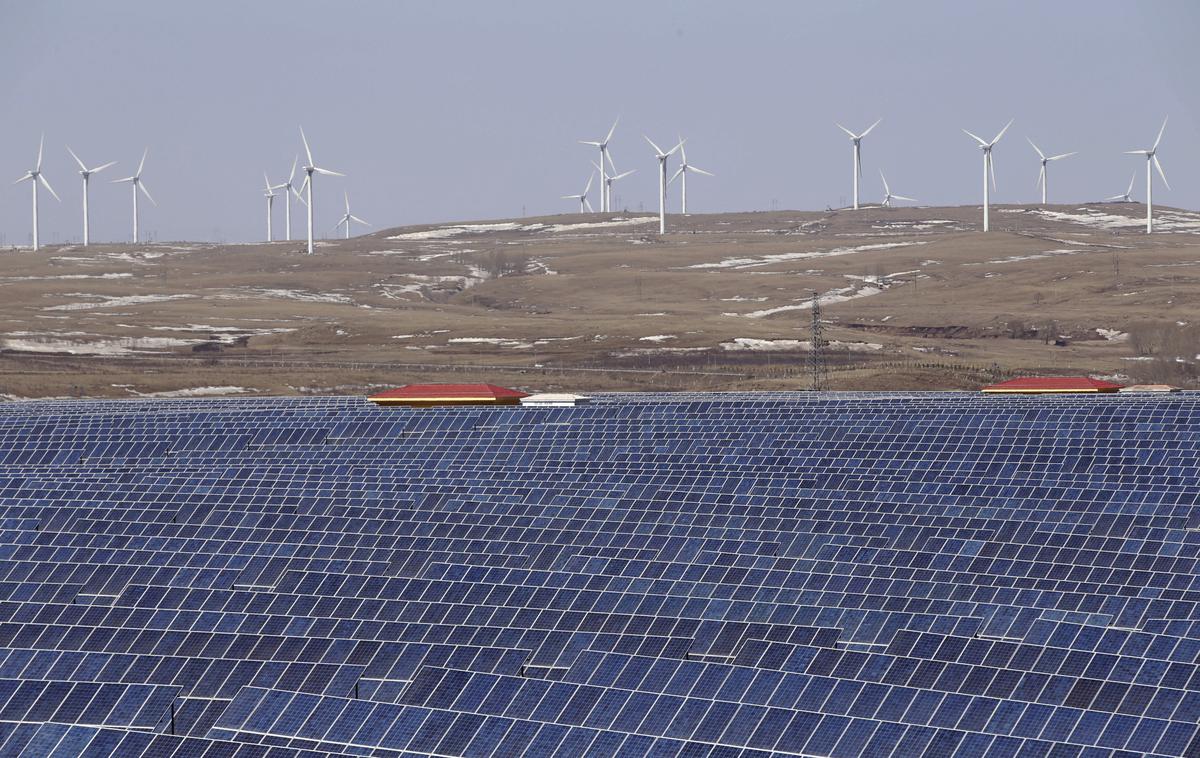 Vetrna in sončna elektrarna | Foto Reuters