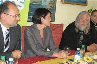 Cerar: Omejitev dela novinarju zaradi kandidature na volitvah kršitev njegovih pravic