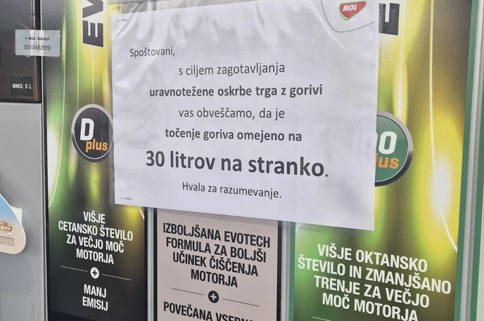 bencin ukrep MOL | Na nekaterih MOL-ovih bencinskih servisih v Sloveniji so se pojavila obvestila, da je točenje goriva omejeno na 30 litrov na stranko. Iz podjetja pojasnil o obsegu in razlogih za ukrep še niso poslali.