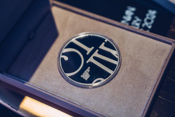 Nagrajenci so prejeli srebrnik, ki so ga oblikovali v Zlatarni Celje. | Foto: Jaka in Črt Ceglar