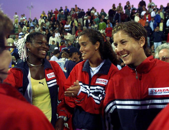 Serena Williams (levo) leta 1999 v reprezentanci ZDA z Mary Jo Fernandez in Monico Seles. | Foto: Reuters