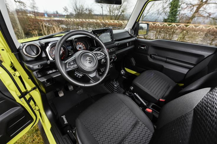 Novi jimny ponuja več funkcijski, po višini nastavljiv usnjen volan s stikali za radio, telefon, potovalni računalnik in tempomat, bolj pregledne merilnike, osrednji sedempalčni povezljiv zaslon …   | Foto: Gašper Pirman