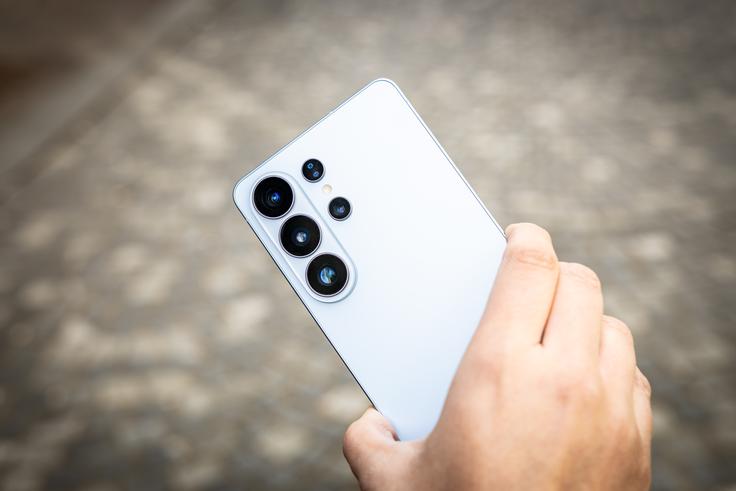 Kamere na zadnji strani pametnega telefona Samsung Galaxy S26 Ultra so malenkost bolj izbočene kot na lanskem predhodniku. | Foto: Gaja Hanuna