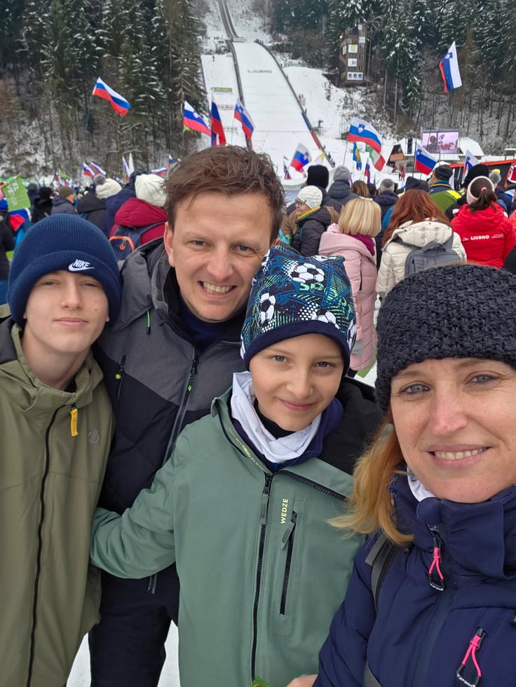 Nekdanja skakalka Monika Marčinković z družino med ogledom ženske skakalne tekme na Ljubnem ob Savinji. | Foto: Osebni arhiv