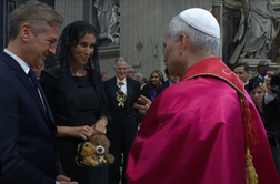 Tina Gaber z medvedkom za otroke z rakom do papeža Leona XIV.