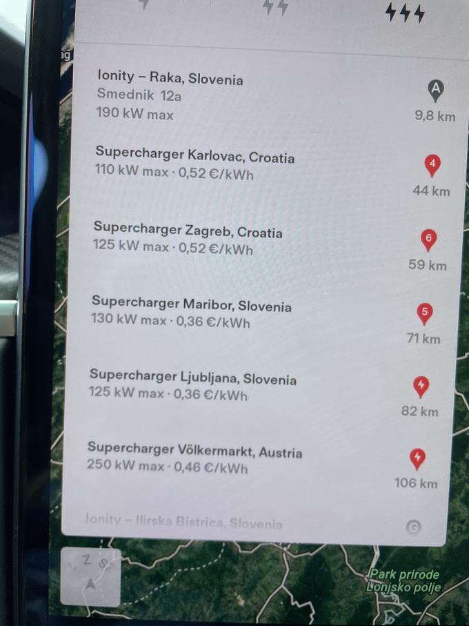 Prikaz trenutnih cen za polnjenje v Teslinem avtomobilu. | Foto: Gregor Pavšič