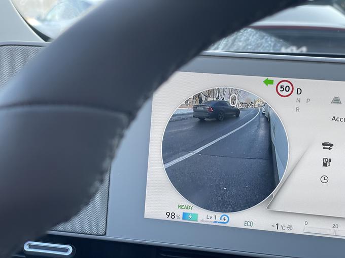 Posebnost Hyundaijevih avtomobilov je prikaz mrtvega kota prek kamere in to vsakič, ko vklopimo smernik.  | Foto: Gregor Pavšič