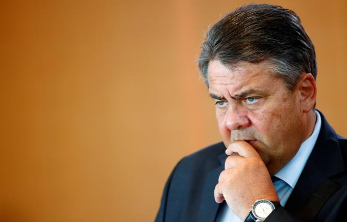 Sigmar Gabriel bo moral kljub Schulzevi potezi zapustiti zunanje ministrstvo v Berlinu. | Foto: Reuters