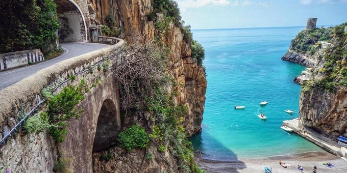 Na skoraj vsakem zavoju Amalfijska obala voznike navduši z neverjetnimi razgledi. | Foto: Flickr/Creative Commons 2.0