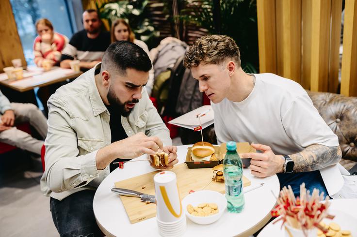 Člana žirije Žan Milosavljevič in Jaka Polak sta bila pozorna na najmanjše detajle. | Foto: arhiv ponudnika